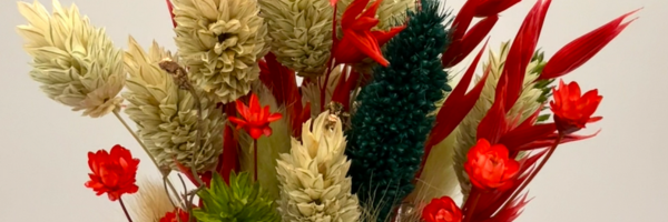 Christmas Flowers vs Traditional Décor: Why Flowers Are a Holiday Must-Have