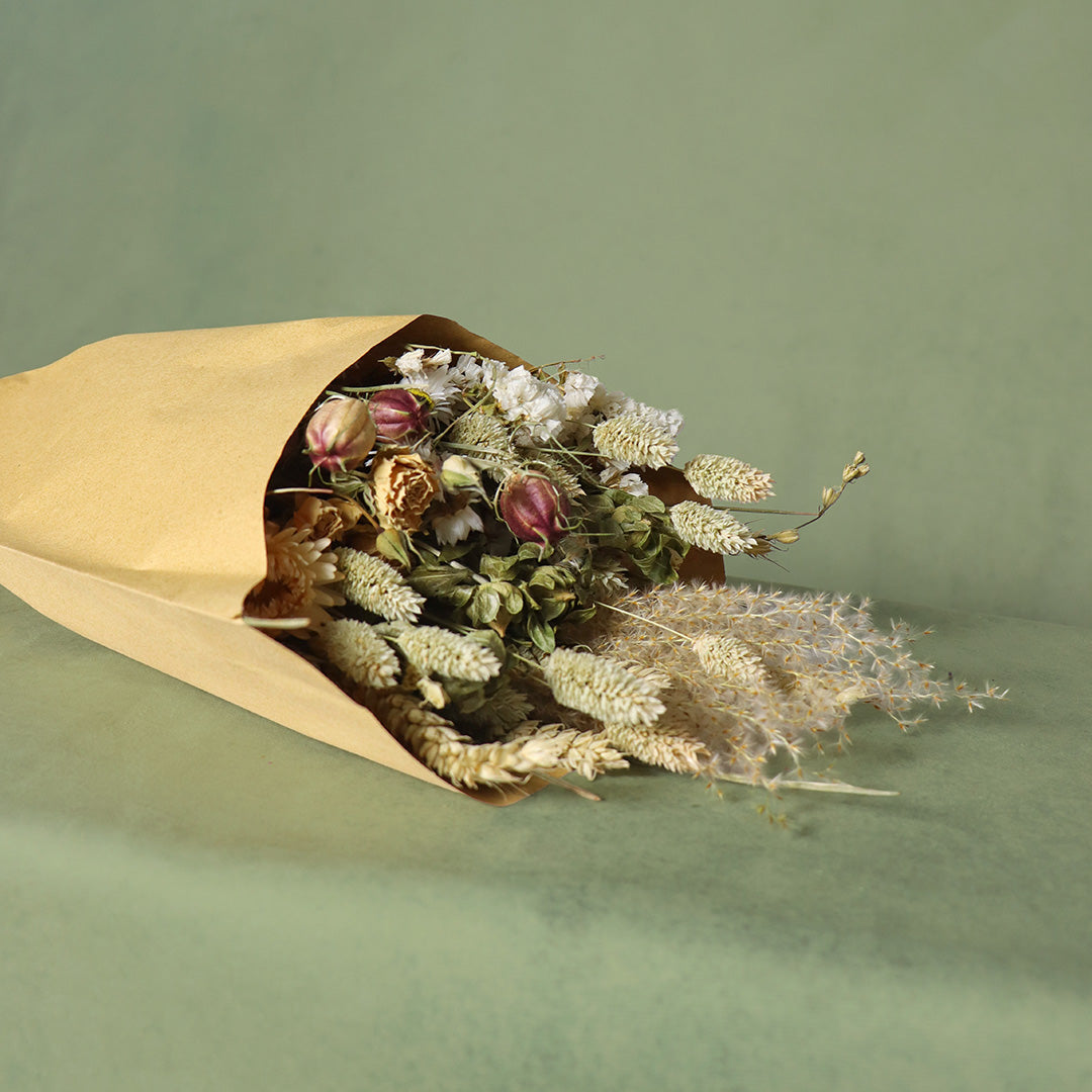 deliate beige bouquet  with few pink roses
